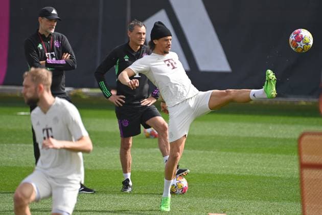 Leroy SANE (Bayern Muenchen), hi:Trainer Thomas TUCHEL (Bayern Muenchen), Co Trainer Arno MICHELS (Bayern Muenchen). Abschlusstraining vor dem Fussball Champions League Viertelfinale FC Arsenal - FC Bayern Muenchen am 08.04.2024 auf dem Trainingsgelaende an der Saebener Strasse in Muenchen. Â