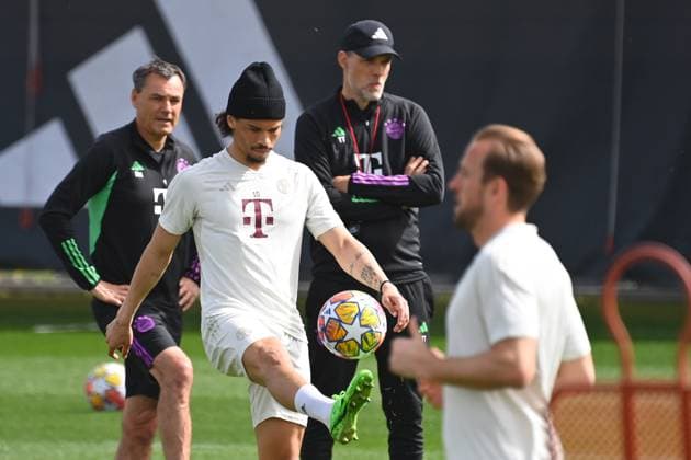 Leroy SANE (Bayern Muenchen), hi:Trainer Thomas TUCHEL (Bayern Muenchen), Co Trainer Arno MICHELS (Bayern Muenchen). Abschlusstraining vor dem Fussball Champions League Viertelfinale FC Arsenal - FC Bayern Muenchen am 08.04.2024 auf dem Trainingsgelaende an der Saebener Strasse in Muenchen. Â