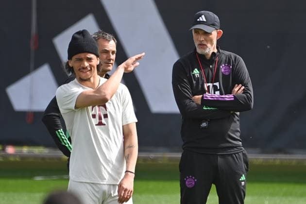 Leroy SANE (Bayern Muenchen), hi:Trainer Thomas TUCHEL (Bayern Muenchen), Co Trainer Arno MICHELS (Bayern Muenchen). Abschlusstraining vor dem Fussball Champions League Viertelfinale FC Arsenal - FC Bayern Muenchen am 08.04.2024 auf dem Trainingsgelaende an der Saebener Strasse in Muenchen. Â