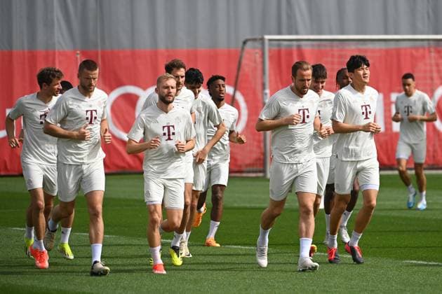 Team photo,team,squad,team photo from left Thomas MUELLER MÜLLER,Bayern Muenchen , Eric DIER Bayern Muenchen , Konrad LAIMER Bayern Muenchen , Leon GORETZKA Bayern Muenchen , Kingsley COMAN Bayern Muenchen , Harry KANE Bayern Muenchen , Minjae KIM FC Bayern Muenchen , warm-up, action final training before the Champions League quarterfinal FC Arsenal FC Bayern Muenchen on 08 04 2024 at the training ground at Saebener Strasse in Munich Â