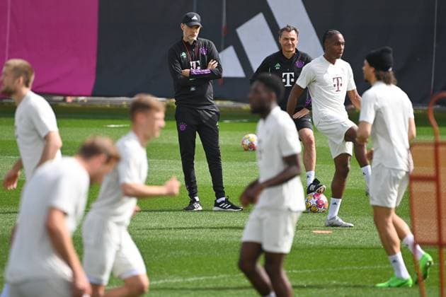 Coach Thomas TUCHEL Bayern Muenchen watches his players, final training before the Champions League quarterfinal FC Arsenal FC Bayern Muenchen on 08 04 2024 at the training ground at Saebener Strasse in Munich Â