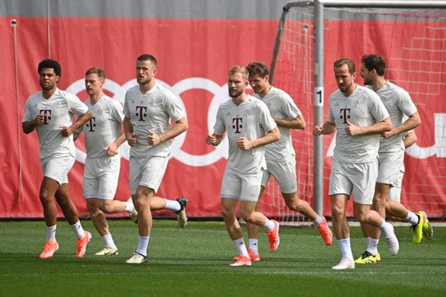 Team photo,team,squad,team photo from left Serge GNABRY FC Bayern Muenchen , Joshua KIMMICH Bayern Muenchen , Eric DIER Bayern Muenchen , Konrad LAIMER Bayern Muenchen , Thomas MUELLER MÜLLER,Bayern Muenchen , Harry KANE Bayern Muenchen , Leon GORETZKA Bayern Muenchen , warm-up, action final training before the Champions League quarterfinal FC Arsenal FC Bayern Muenchen on 08 04 2024 at the training ground at Saebener Strasse in Munich Â