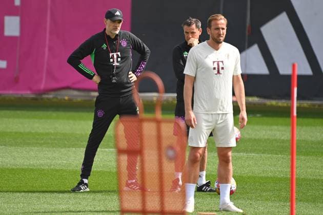 Coach Thomas TUCHEL Bayern Muenchen , Co Coach Arno MICHELS Bayern Muenchen , front Harry KANE Bayern Muenchen final training before the Champions League quarterfinal FC Arsenal FC Bayern Muenchen on 08 04 2024 at the training ground at Saebener Strasse in Munich Â