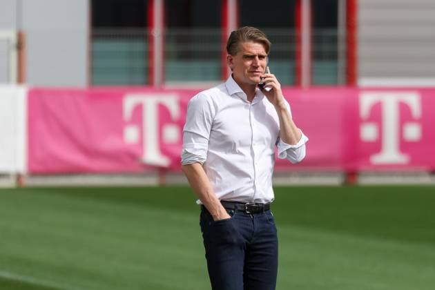 Christoph Freund FC Bayern Muenchen, sports director on the phone on the training pitch, on the phone, final training, FC Bayern Muenchen, football, UEFA Champions League, quarter-final first leg, season 23 24, 08 04 2024, final training, FC Bayern Muenchen, football, UEFA Champions League, quarter-final first leg, season 23 24, 08 04 2024 Muenchen Copyright: xEibner-Pressefoto JennixMaulx EP_JML