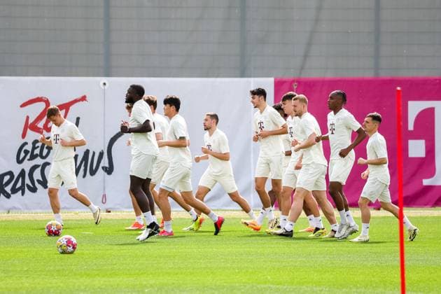 Team running, running, Joshua Kimmich FC Bayern Muenchen, 06 with Dayot Upamecano FC Bayern Muenchen, 02 and Minjae Kim FC Bayern Muenchen, 03 with Raphael Guerreiro FC Bayern Muenchen, 22 and Mathys Tel FC Bayern Muenchen, 39 miz Bryan Zaragoza FC Bayern Muenchen 17 and Aleksandar Pavlovic FC Bayern Muenchen, 45 , Final training, FC Bayern Muenchen, Football, UEFA Champions League, Quarter-final first leg, Season 23 24, 08 04 2024, Final training, FC Bayern Muenchen, Football, UEFA Champions League, Quarter-final first leg, Season 23 24, 08 04 2024 Muenchen Copyright: xEibner-Pressefoto JennixMaulx EP_JML