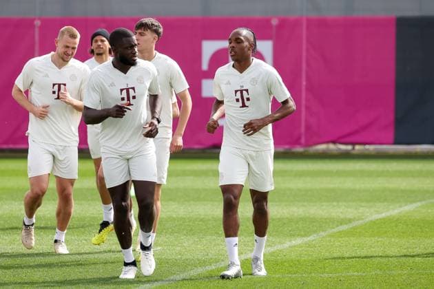 Dayot Upamecano FC Bayern Muenchen, 02 runs, running, with Mathys Tel FC Bayern Muenchen, 39 and Matthijs de Ligt FC Bayern Muenchen, 04 , final training, FC Bayern Muenchen, football, UEFA Champions League, quarter-final first leg, season 23 24, 08 04 2024, final training, FC Bayern Muenchen, football, UEFA Champions League, quarter-final first leg, season 23 24, 08 04 2024 Muenchen Copyright: xEibner-Pressefoto JennixMaulx EP_JML