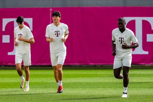 Team running, running, Aleksandar Pavlovic FC Bayern Muenchen, 45 with Minjae Kim FC Bayern Muenchen, 03 and Dayot Upamecano FC Bayern Muenchen, 02 , final training, FC Bayern Muenchen, football, UEFA Champions League, quarter-final first leg, season 23 24, 08 04 2024, final training, FC Bayern Muenchen, football, UEFA Champions League, quarter-final first leg, season 23 24, 08 04 2024 Muenchen Copyright: xEibner-Pressefoto JennixMaulx EP_JML