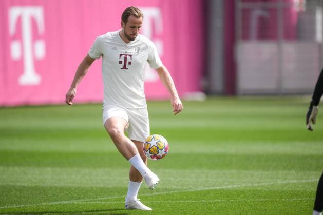 Soccer, Champions League, 20240408, final training, FC Bayern Munich FC Arsenal In the picture Harry KANE FC Bayern Munich, 9 juggling juggling ball portrait full body full figure Munich training ground Säbener Str 51 Bayern Germany Copyright: Passion2Press MarkusxFischerx