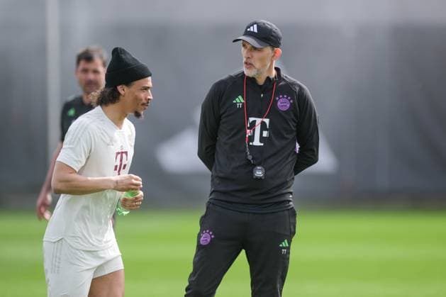 Soccer, Champions League, 20240408, Final training, FC Bayern Munich FC Arsenal In the picture Leroy SANE FC Bayern Munich, 10 with cap water bottle in hand and coach of FC Bayern Munich Thomas TUCHEL Munich Training ground Säbener Str 51 Bayern Germany Copyright: Passion2Press MarkusxFischerx