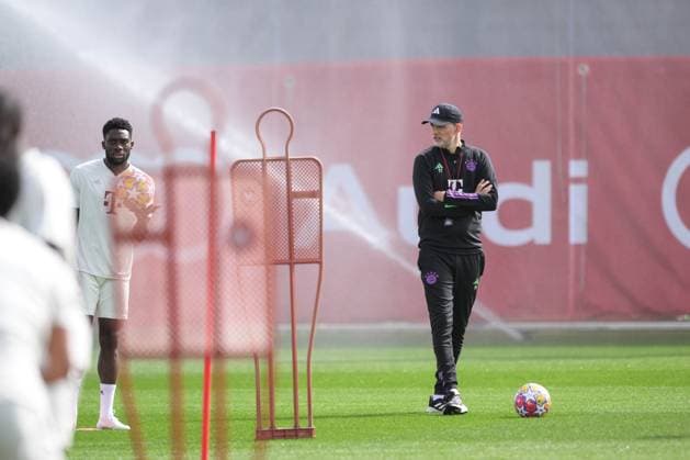 Soccer, Champions League, 20240408, Final training, FC Bayern Munich FC Arsenal In the picture FC Bayern Munich coach Thomas TUCHEL watches warm-up Munich training ground Säbener Str 51 Bayern Germany Copyright: Passion2Press MarkusxFischerx