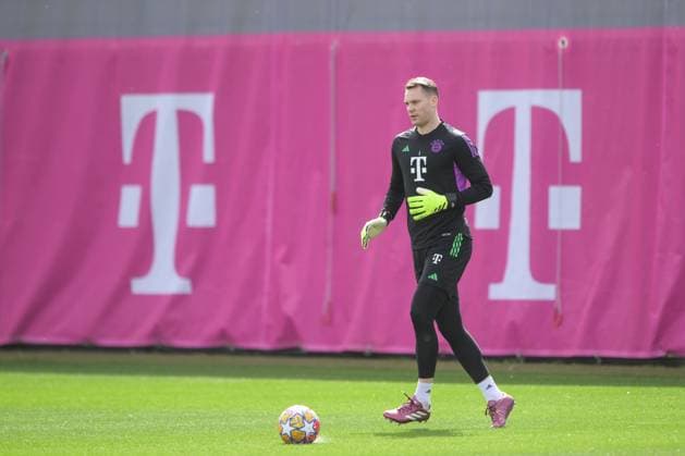 Soccer, Championsleague, 20240408, final training, FC Bayern München FC Arsenal In the picture Manuel NEUER FC Bayern München, 1 plays ball portrait full body full figure Munich training ground Säbener Str 51 Bayern Germany Copyright: Passion2Press MarkusxFischerx