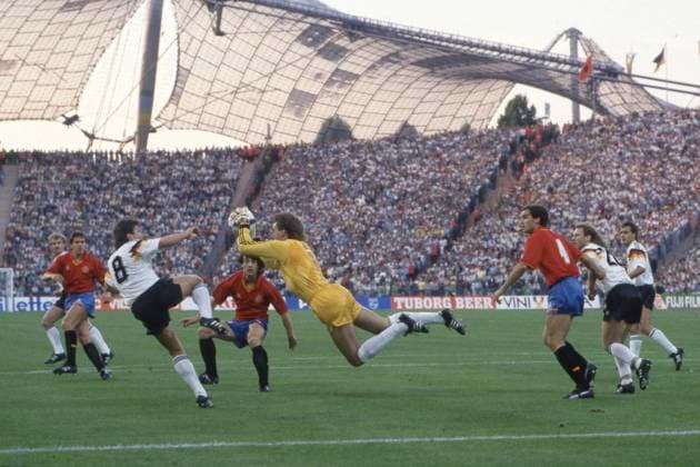 Goalkeeper Eike IMMEL GER Parade, action, penalty area scene, Germany GER Spain ESP 2 0 Soccer EURO 1988 in Germany, 17 06 1988 in the Munich Olympic Stadium Â