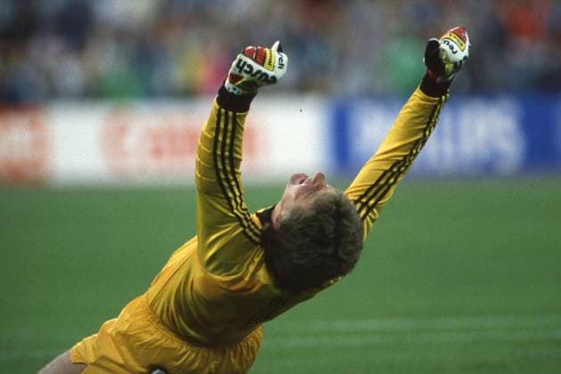 Archivbilder der Woche SPORT KW15 Torwart Eike IMMEL (GER) jubelt, Jubel, jubeln, Freude, cheers, Deutschland (GER) - Spanien (ESP) 2:0 Fussball EM EURO 1988 in Deutschland, 17.06.1988 im Muenchener Olympiastadion Â *** Goalkeeper Eike IMMEL GER cheers, cheers, jubilation, joy, cheers, Germany GER Spain ESP 2 0 Soccer EURO 1988 in Germany, 17 06 1988 in the Munich Olympic Stadium Â