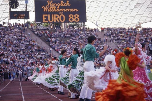 Spanish folklore before the match, dancing couples on the track, flamenco, general, feature, border motif, symbolic photo Germany GER Spain ESP 2 0 European Football Championship EURO 1988 in Germany, 17 06 1988 in the Munich Olympic Stadium Â