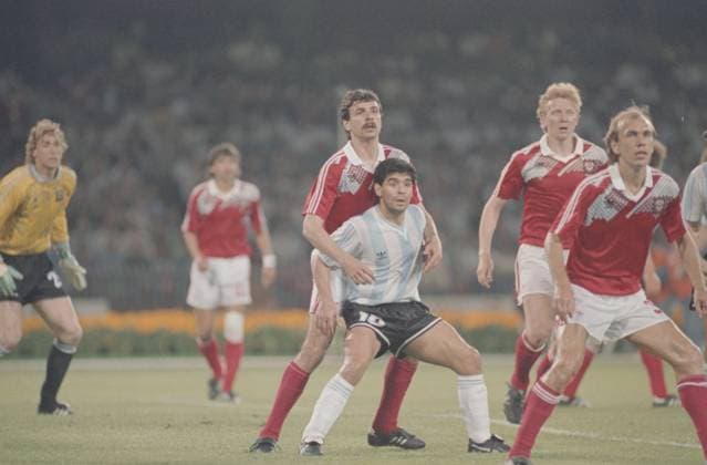 Archivbilder der Woche SPORT KW15 Naples, Italy. Argentine striker Diego Maradona (C front) and Soviet midfielder Andrei Zygmantovich (C back) take part in a football match during the group stage of the 1990 FIFA World Cup, WM, Weltmeisterschaft, Fussball between the Soviet Union and Argentina at the San Paolo Stadium - 0:2. Igor Utkin TASS  32454412