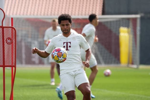 Serge Gnabry FC Bayern Muenchen, 07 with ball, final training, FC Bayern Muenchen, football, UEFA Champions League, quarter-final first leg, season 23 24, 08 04 2024, final training, FC Bayern Muenchen, football, UEFA Champions League, quarter-final first leg, season 23 24, 08 04 2024 Muenchen Copyright: xEibner-Pressefoto JennixMaulx EP_JML