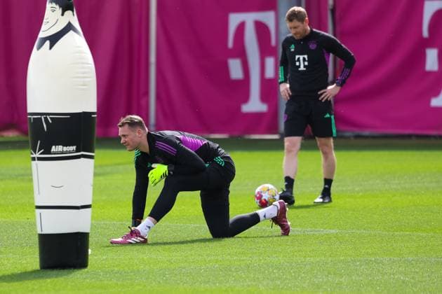 Manuel Neuer FC Bayern Muenchen, 01 stretching on the ground, final training, FC Bayern Muenchen, football, UEFA Champions League, quarter-final first leg, season 23 24, 08 04 2024, final training, FC Bayern Muenchen, football, UEFA Champions League, quarter-final first leg, season 23 24, 08 04 2024 Muenchen Copyright: xEibner-Pressefoto JennixMaulx EP_JML