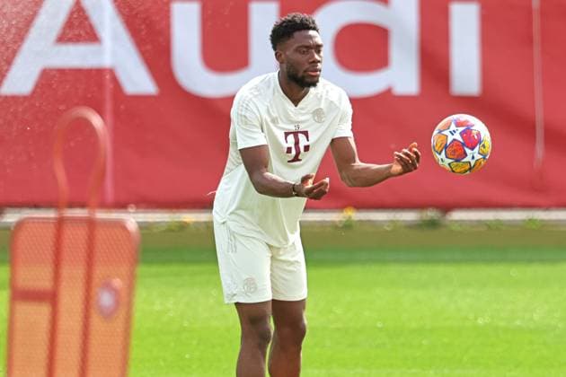 19 Alphonso Davies, on the ball, Portraet, Portrait, Football final training of FC Bayern Muenchen before the UEFA Champions League match, in London against Arsenal FC 08 04 2024 Training ground, Saebenerstr PHOTO Mladen Lackovic LakoPress