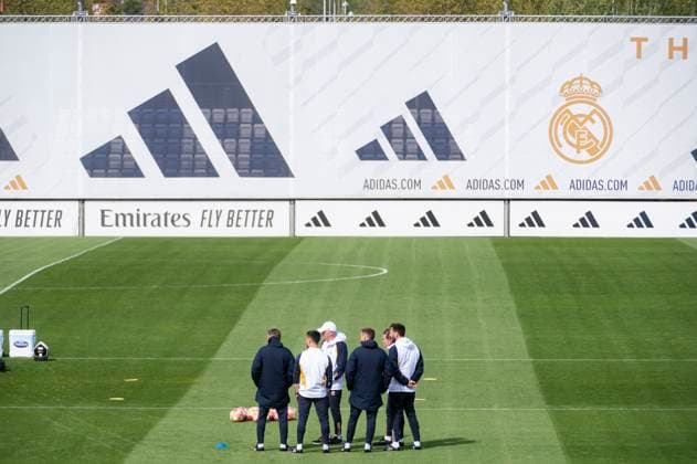 Uefa Champions League 2024: Real Madrid press conference, PK, Pressekonferenz match against Manchester City Carlo Ancelotti, coach of Real Madrid, seen with his collaborators during the training of Real Madrid the day before the quarter-final first leg football match of Champions League against Manchester City at Ciudad Real Madrid in Valdebebas, Madrid. Valdebebas Ciudad Real Madrid Madrid Spain Copyright: xAlbertoxGardinx AGardin_20240408_RealMadrid_ManCity_training_17