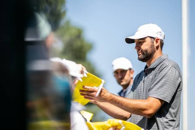 240408 Scottie Scheffler of the United States signing autographs during practice at the range prior to the 2024 Masters Golf Tournament on April 8, 2024 in Augusta Photo Petter Arvidson BILDBYRAN kod PA PA0789 golf masters 1 bbeng the masters Augusta  Copyright: PETTERxARVIDSON BB240408PA009
