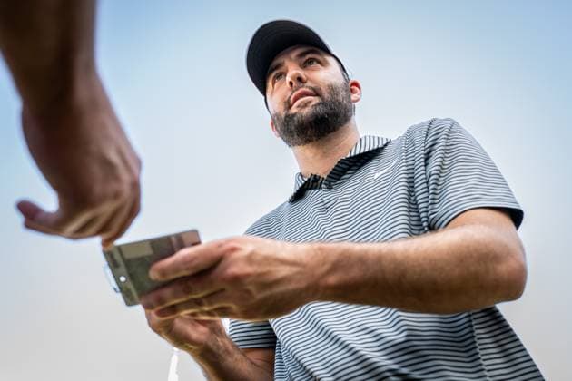 240408 Scottie Scheffler of the United States signing autographs during practice at the range prior to the 2024 Masters Golf Tournament on April 8, 2024 in Augusta Photo Petter Arvidson BILDBYRAN kod PA PA0789 golf masters 1 bbeng the masters Augusta  Copyright: PETTERxARVIDSON BB240408PA011