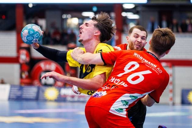 Bilder des Jahres 2024, Sport 04 April Sport Themen der Woche KW15 Sport Bilder des Tages v.l. Mikael Helmersson (HSC 2000 Coburg, 24), Dominik Ebner (TuS N-Luebbecke, 09), Tim Roman Wieling (TuS N-Luebbecke, 96) GER, TuS N-Luebbecke vs. HSC 2000 Coburg, Handball, 2. Bundesliga, 27. Spieltag, Spielzeit 2023 2024, 08.04.2024 GER, TuS N-Luebbecke vs. HSC 2000 Coburg, Handball, 2. Bundesliga, 27. Spieltag, Spielzeit 2023 2024, 08.04.2024 Luebbecke *** f l Mikael Helmersson HSC 2000 Coburg, 24 , Dominik Ebner TuS N Luebbecke, 09 , Tim Roman Wieling TuS N Luebbecke, 96 GER, TuS N Luebbecke vs HSC 2000 Coburg, Handball, 2 Bundesliga, Matchday 27, Season 2023 2024, 08 04 2024 GER, TuS N Luebbecke vs HSC 2000 Coburg, Handball, 2 Bundesliga, Matchday 27, Season 2023 2024, 08 04 2024 Luebbecke Copyright: xEibner-Pressefotox xJanxStrohdiekx EP_JSK
