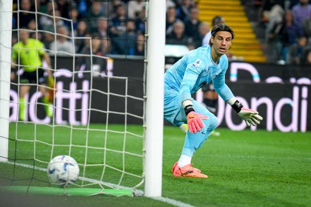 Sport Bilder des Tages Udinese s Lazar Samardzic scores a goal over Inter s Yann Sommer during Udinese Calcio vs Inter - FC Internazionale, Italian soccer Serie A match in Udine, Italy, April 08 2024  Copyright: xEttorexGriffoni IPAxSportx xipa-x xx IPA_44963739 IPA_Agency_IPA44963739