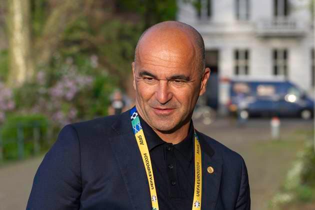 European Football Championship Workshop, European Championship, Meeting of the national coaches on 08 04 2024 at the Staendehaus in Duesseldorf Roberto Martinez Portugal, national coach looks at a fan Photo Kirchner Media TH Copyright: xKirchner-Media THx