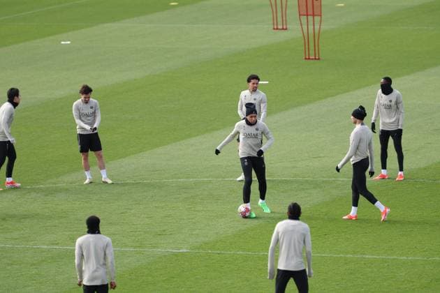 PSG - BARCELONE PHOTOPQR LE PARISIEN Le Parisien Arnaud Journois ; POISSY ; 09 04 2024 ; FOOTBALL , LIGUE DES CHAMPIONS UEFA , QUARTS DE FINALE ALLER , 09 04 2024 PARIS SG - FC BARCELONE ENTRAINEMENT DE VEILLE DE MATCH DU PSG AU CAMPUS PSG A POISSY PHOTO LE PARISIEN ARNAUD JOURNOIS Poissy, Paris-subrub, France, april 9th 2024 PSG at training a day before its champions league match against Barcelona POISSY France  Copyright: xPHOTOPQR LExPARISIEN MAXPPPxLexParisienx xArnaudxJournoisx 20240409LPA8624 20240409LPA8624