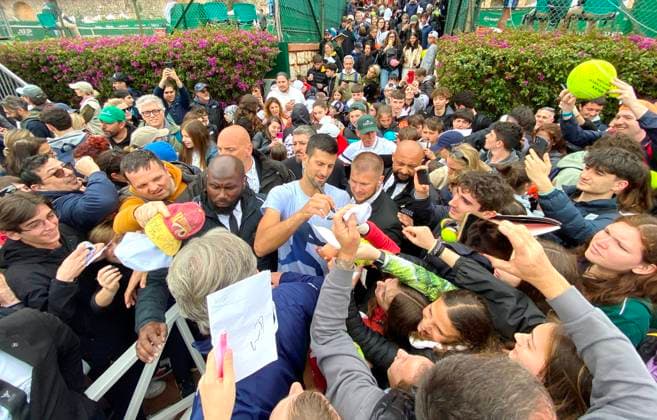 Monte-Carlo Rolex Master Tennis PHOTOPQR NICE MATIN Cyril Dodergny ; Roquebrune-cap-martin ; 09 04 2024 ; Roquebrune-cap-martin le 09 04 2024 - Monte-Carlo Country Club - Monte-Carlo Rolex Master 1000 Tennis - 2eme tour - Le numero 1 mondial Novak DJOKOVIC a la sortie de l entrainement avant son match contre Roman SAFIULLIN signant des autographes a des centaines de fans. Monte Carlo Rolex Masters on april 9th 2024 Roquebrune-cap-martin France  Copyright: xPHOTOPQR NICExMATIN MAXPPPxCyrilxDodergnyx 20240409NIM9030 20240409NIM9030