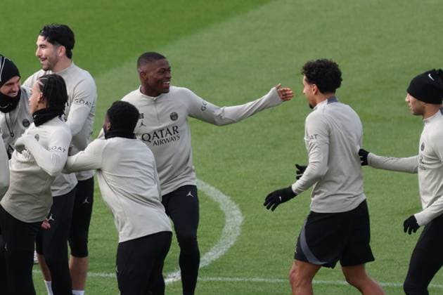 PSG - BARCELONE PHOTOPQR LE PARISIEN Le Parisien Arnaud Journois ; POISSY ; 09 04 2024 ; FOOTBALL , LIGUE DES CHAMPIONS UEFA , QUARTS DE FINALE ALLER , 09 04 2024 PARIS SG - FC BARCELONE ENTRAINEMENT DE VEILLE DE MATCH DU PSG AU CAMPUS PSG A POISSY HAIE D HONNEUR POUR MARQUINHOS PHOTO LE PARISIEN ARNAUD JOURNOIS Poissy, Paris-subrub, France, april 9th 2024 PSG at training a day before its champions league match against Barcelona POISSY 78 France  Copyright: xPHOTOPQR LExPARISIEN MAXPPPxLexParisienx xArnaudxJournoisx 20240409LPA8812 20240409LPA8812