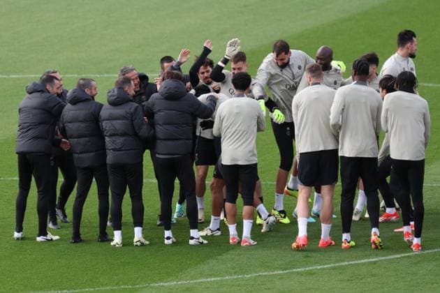 PSG - BARCELONE PHOTOPQR LE PARISIEN Le Parisien Arnaud Journois ; POISSY ; 09 04 2024 ; FOOTBALL , LIGUE DES CHAMPIONS UEFA , QUARTS DE FINALE ALLER , 09 04 2024 PARIS SG - FC BARCELONE ENTRAINEMENT DE VEILLE DE MATCH DU PSG AU CAMPUS PSG A POISSY HAIE D HONNEUR POUR MARQUINHOS PHOTO LE PARISIEN ARNAUD JOURNOIS Poissy, Paris-subrub, France, april 9th 2024 PSG at training a day before its champions league match against Barcelona POISSY 78 France  Copyright: xPHOTOPQR LExPARISIEN MAXPPPxLexParisienx xArnaudxJournoisx 20240409LPA8818 20240409LPA8818