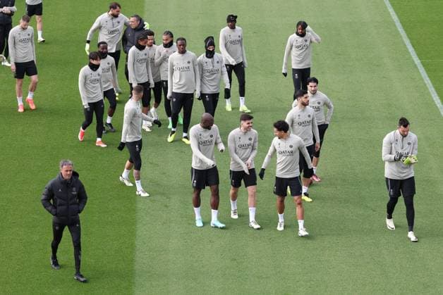PSG - BARCELONE PHOTOPQR LE PARISIEN Le Parisien Arnaud Journois ; POISSY ; 09 04 2024 ; FOOTBALL , LIGUE DES CHAMPIONS UEFA , QUARTS DE FINALE ALLER , 09 04 2024 PARIS SG - FC BARCELONE ENTRAINEMENT DE VEILLE DE MATCH DU PSG AU CAMPUS PSG A POISSY LUIS ENRIQUE ENTRAINEUR DU PSG PHOTO LE PARISIEN ARNAUD JOURNOIS Poissy, Paris-subrub, France, april 9th 2024 PSG at training a day before its champions league match against Barcelona POISSY 78 France  Copyright: xPHOTOPQR LExPARISIEN MAXPPPxLexParisienx xArnaudxJournoisx 20240409LPA8823 20240409LPA8823