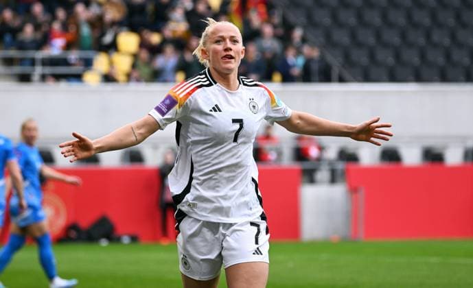 Sport Themen der Woche KW15 Sport Bilder des Tages Fussball, Deutschland, Frauen Nationalmannschaft, EM Qualifikation, Tivoli Aachen: Deutschland - Island; Jubel Lea Schüller (GER) nach ihrem Tor zum 1:0. Jubel, Freude, Aktion. UEFA REGULATIONS PROHIBIT ANY USE OF PHOTOGRAPHS AS IMAGE SEQUENCES AND OR QUASI-VIDEO *** Soccer, Germany, Womens National Team, European Championship Qualification, Tivoli Aachen Germany Iceland Cheering Lea Schüller GER after her goal for 1 0 Cheering, Joy, Action UEFA REGULATES PROHIBIT ANY USE OF PHOTOGRAPHS AS IMAGE SEQUENCES AND OR QUASI VIDEO