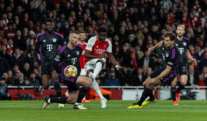 Football - UEFA Champions League - Quarter-Final 1st Leg - Arsenal FC v FC Bayern Munich LONDON, ENGLAND - Tuesday, April 9, 2024: Bayern Munich s Serge Gnabry scores the first goal during the UEFA Champions League Quarter-Final 1st Leg game between Arsenal FC and FC Bayern Munich at the Emirates Stadium. (Photo by David Rawcliffe Propaganda) LONDON Emirates Stadium GREATER LONDON ENGLAND  Copyright: xDavidxRawcliffex P2024-04-09-Arsenal_Bayern_Munich-10