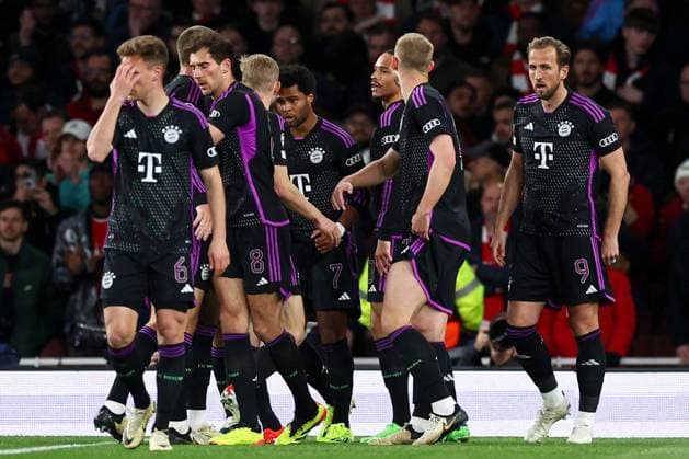 Serge Gnabry of Bayern Munich celebrates scoring the goal with their teammates to make it 1-1 Arsenal v Bayern Munich, UEFA Champions League, Quarter Final, First Leg, Football, Emirates Stadium, London, UK - 09 Apr 2024 EDITORIAL USE ONLY No use with unauthorised audio, video, data, fixture lists, club league logos or live services. Online in-match use limited to 120 images, no video emulation. No use in betting, games or single club league player publications. Copyright: xSimonxDael Shutterstockx 14424047al