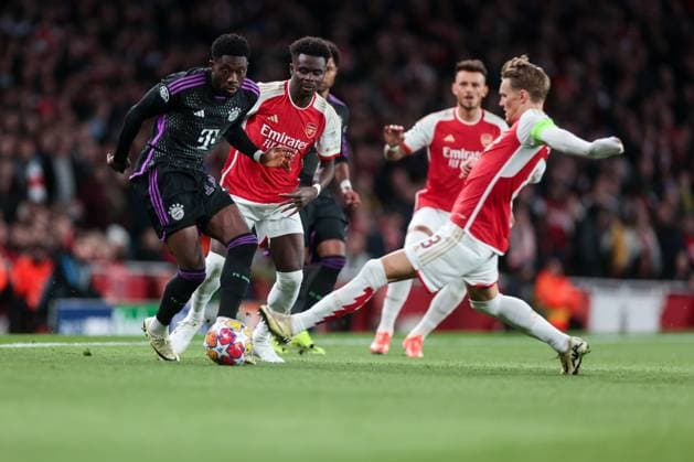 09 04 2024, Football, Season 2023 2024, UEFA Champions League, Quarter-final, Round 1, First leg, FC Arsenal London FC Bayern Munich, f l Alphonso Davies FC Bayern Munich , Bukayo Saka Arsenal London , Martin Ödegaard Arsenal London in duel, London Emirates Stadium Greater London England xRHR PHOTO DEx Copyright: DennisxEwert RHR-FOTOx RHR-FOTO DE