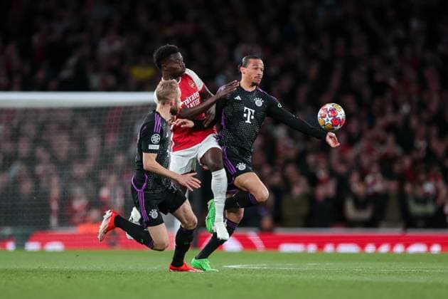 09 04 2024, Football, Season 2023 2024, UEFA Champions League, Quarter-final, Round 1, First leg, FC Arsenal London FC Bayern Munich, f l Konrad Laimer FC Bayern Munich , Bukayo Saka Arsenal London , Leroy Sane FC Bayern Munich in duel, London Emirates Stadium Greater London England xRHR PHOTO DEx Copyright: DennisxEwert RHR-FOTOx RHR-FOTO DE