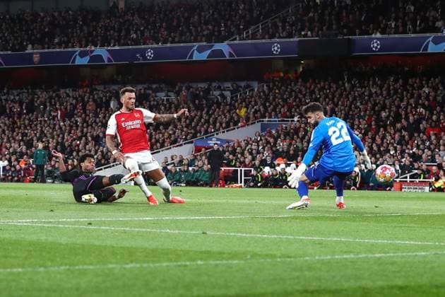 Arsenal gegen Bayern München 09. April 2024, London UEFA Champions League Viertelfinale Hinspiel Arsenal gegen Bayern München Serge Gnabry von Bayern München erzielt das 1. Tor Foto Jacques Feeney Abseits London UK  Copyright: xJacquesxFeeneyx xOffsidexOffside