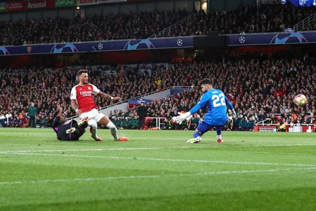 Arsenal gegen Bayern München 09. April 2024, London UEFA Champions League Viertelfinale Hinspiel Arsenal gegen Bayern München Serge Gnabry von Bayern München erzielt das 1. Tor Foto Jacques Feeney Abseits London UK  Copyright: xJacquesxFeeneyx xOffsidexOffside