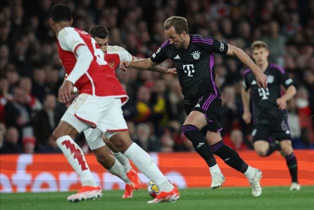 Arsenal FC v FC Bayern München: Quarter-final First Leg - UEFA Champions League 2023 24 Harry Kane of Bayern Munich tries to go past 2 defenders during the UEFA Champions League quarter-final first leg match between Arsenal FC and FC Bayern München at Emirates Stadium on April 9, 2024 in London, England. London Emirates Stadium England United Kingdom Copyright: xEdxSykes Sportsphoto APLx 13971565