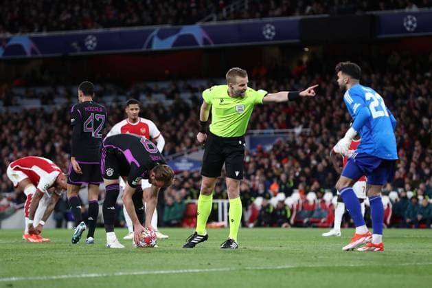 Arsenal gegen Bayern München 09. April 2024, London UEFA-Champions-League-Viertelfinale Hinspiel Arsenal gegen Bayern München Schiedsrichter Glenn Nyberg bittet Arsenal-Torhüter David Raya zurückzutreten Harry Kane von Bayern München bereitet sich auf einen Elfmeter vor Foto Jacques Feeney Abseits London UK  Copyright: xJacquesxFeeneyx xOffsidexOffside