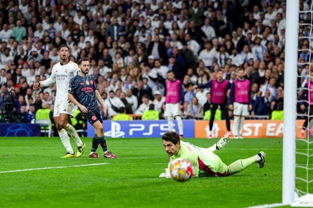 Real Madrid v Manchester City Champions League 09 04 2024. Jude Bellingham (5) of Real Madrid shoots towards the goal during the Champions League match between Real Madrid and Manchester City at the Santiago Bernabeu Stadium, Madrid, Spain on 9 April 2024. Editorial use only , Copyright: xNigelxKeenex PSI-19414-0026