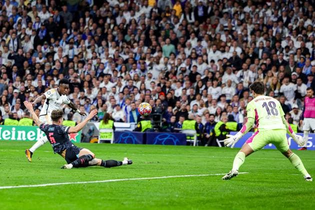 Sport Bilder des Tages Real Madrid v Manchester City Champions League 09 04 2024. Vinicius Junior (7) of Real Madrid shoots towards the goal during the Champions League match between Real Madrid and Manchester City at the Santiago Bernabeu Stadium, Madrid, Spain on 9 April 2024. Editorial use only , Copyright: xNigelxKeenex PSI-19414-0028