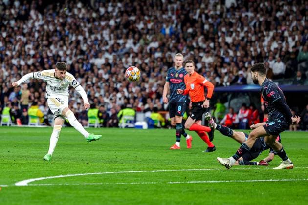 Real Madrid v Manchester City Champions League 09 04 2024. Federico Valverde (15) of Real Madrid shoots towards the goal during the Champions League match between Real Madrid and Manchester City at the Santiago Bernabeu Stadium, Madrid, Spain on 9 April 2024. Editorial use only , Copyright: xNigelxKeenex PSI-19414-0030
