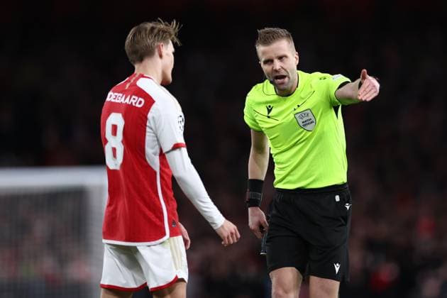 Arsenal gegen Bayern München 09. April 2024, London UEFA Champions League Viertelfinale Hinspiel Arsenal gegen Bayern München Schiedsrichter Glenn Nyberg spricht mit Martin Odegaard von Arsenal Foto Jacques Feeney Abseits London UK  Copyright: xJacquesxFeeneyx xOffsidexOffside