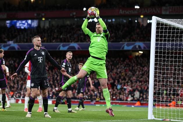 Arsenal gegen Bayern München 09. April 2024, London UEFA Champions League Viertelfinale Hinspiel Arsenal gegen Bayern München Bayern Münchens Torhüter Manuel Neuer pariert Foto Jacques Feeney Abseits London UK  Copyright: xJacquesxFeeneyx xOffsidexOffside