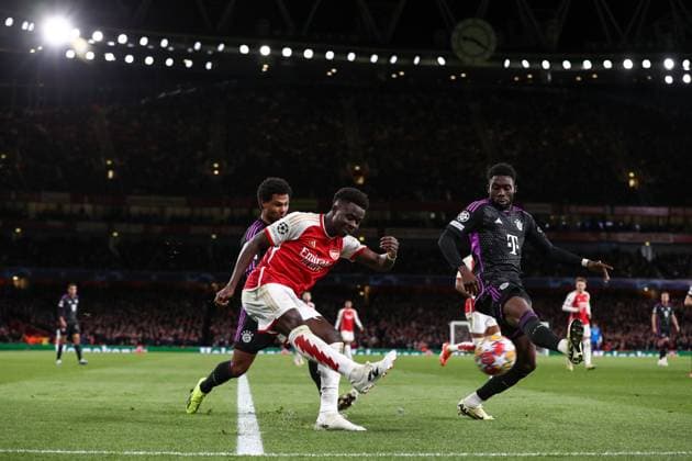 Arsenal gegen Bayern München 09. April 2024, London UEFA Champions League Viertelfinal Hinspiel Arsenal gegen Bayern München Bukayo Saka von Arsenal spielt eine Flanke auf Alphonso Davies von Bayern München Foto Jacques Feeney Abseits London UK  Copyright: xJacquesxFeeneyx xOffsidexOffside