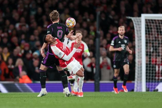 09 04 2024, Football, Season 2023 2024, UEFA Champions League, Quarter-final, Round 1, First leg, FC Arsenal London FC Bayern Munich, v l Harry Kane FC Bayern Munich fouls Gabriel Magalhaes Arsenal London , London Emirates Stadium Greater London England xRHR PHOTO DEx Copyright: DennisxEwert RHR-FOTOx RHR-FOTO DE