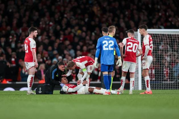 09 04 2024, Football, Season 2023 2024, UEFA Champions League, Quarter-final, Round 1, First leg, FC Arsenal London FC Bayern Munich, Gabriel Magalhaes Arsenal London needs treatment, London Emirates Stadium Greater London England xRHR PHOTO DEx Copyright: DennisxEwert RHR-FOTOx RHR-FOTO DE